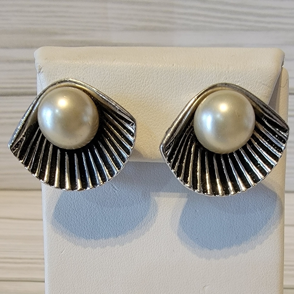 Vintage Faux Pearl Silver Tone Scallop Shell Clip On Earrings